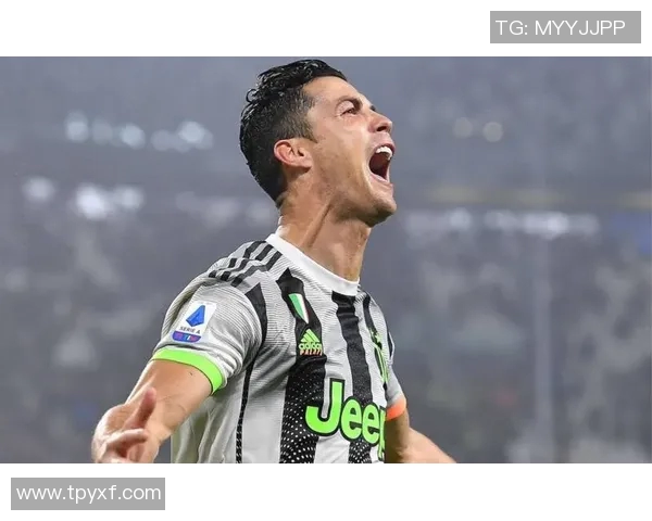 欧冠赛场惊现奇葩瞬间球迷闯入抢夺C罗球衣引热议