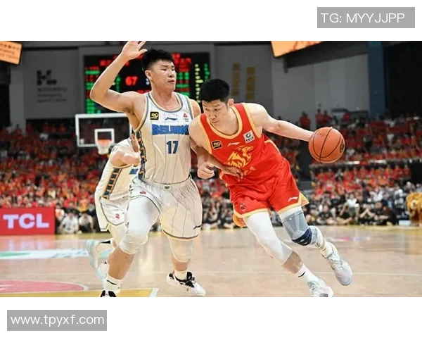 胡金秋：从青涩新星到篮球赛场的璀璨明星之路